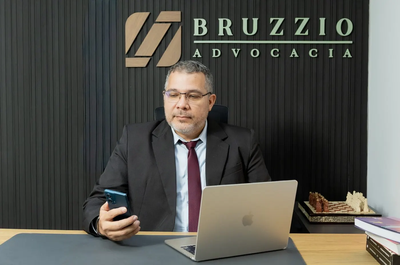 Marcos Willer, advogado da Bruzzio Advocacia, no escritório